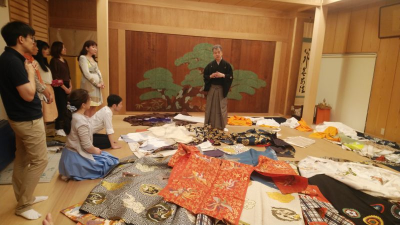 504w17〇小袖 楓 菊 梅 舞台衣装 撮影 伝統衣装 能衣装 能衣束〇美品 正統派古典 白地/赤 菊柄/百合柄 かっこいい 大人っぽい振袖
